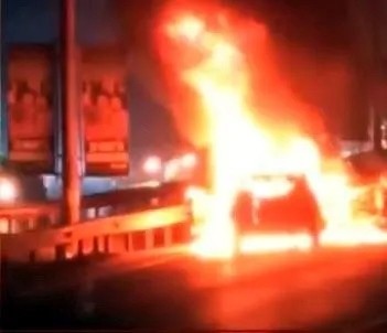 Bayram ziyareti için yola çıkan araç alev alev yandı